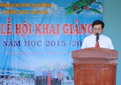 Thầy Nguyễn Văn Mười đọc diễn văn khai trường